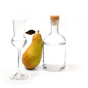 Glas und Flasche Obstbrand mit einer Birne